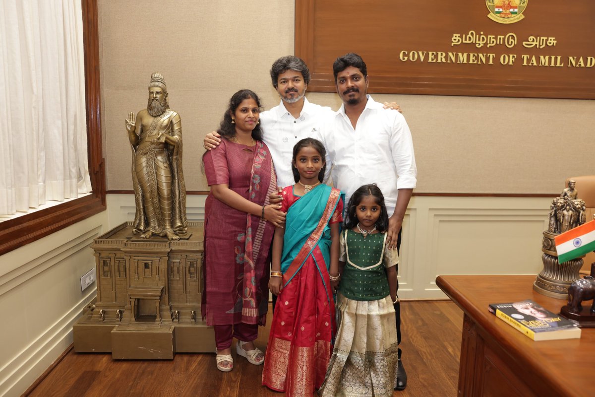 PrakazVijay_Of's tweet photo. 📸 | தனது குடும்பத்துடன் முதலமைச்சர் @TVKVijayHQ அவர்களை சந்தித்தார் அமைச்சர் விக்னேஷ் ! https://t.co/neENbVb3i9