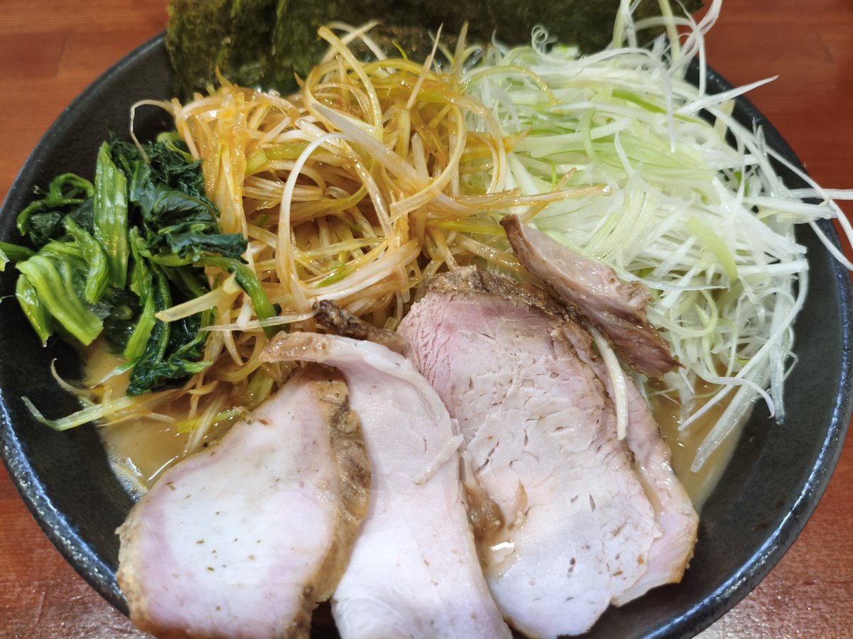 yotsubatt's tweet photo. 厚木家さんが長蛇の列だったのでこちら天王家さんへ
ネギWにロース叉焼2枚追加
この極上スモーク叉焼が1枚50円なのはｱﾘｶﾞﾀｷ✨️
汗で失われた塩分がカラダに染み渡るンゴねぇ🤤 https://t.co/7Cr7LrS7vm