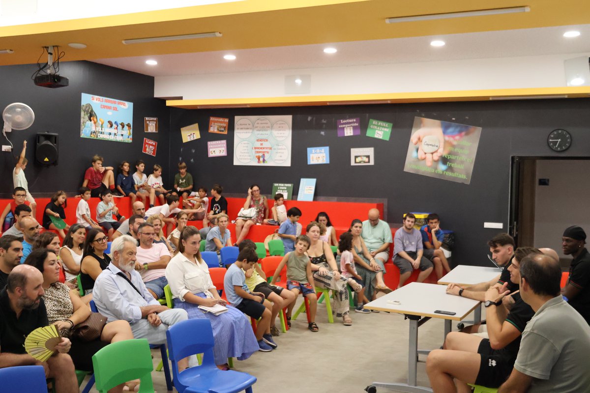 BahiaSanAgustin's tweet photo. No podía començar millor el compte enrere per la pretemporada que amb la visita al @pere_club , un club molt especial per l´equip, del nostre capità @xabiberaza  @sergihuguet_12 , Osi Cerdà i el nostre director esportiu Martí Josep Vives. Gràcies per tot!!!🏀

#JUNTSENAQUESTCAMI https://t.co/ivCyALaIQG