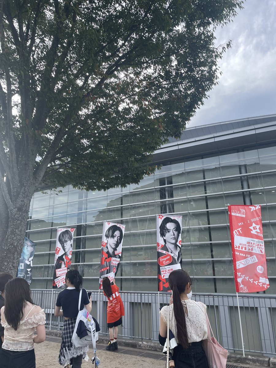 ytakaoooko's tweet photo. 無事着いたー😭😭😭
渋滞酷かったよ😭
グッズも買えたーー😭😭
おひとり様でできたことを自分を褒めます😭😭
始まるまで、、ひと休み🫠🫠
 #NEWS_KMK 
 #エコパアリーナ https://t.co/ND3HcNZ6IM
