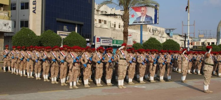 hsom67's tweet photo. اليماني: مشاركة القوات الجنوبية ضد الحوثيين "ليست شيكاً على بياض"

قال وزير الخارجية اليمني الأسبق ومستشار هيئة رئاسة المجلس الانتقالي الجنوبي خالد اليماني إن مشاركة القوات الجنوبية في أي عمليات عسكرية ضد الحوثيين خارج جغرافيا الجنوب "ليست شيكاً على بياض"، مؤكداً ضرورة وجود ضمانات سياسية واضحة لأي انخراط عسكري أوسع.

وأوضح اليماني، في حوار مع "إرم نيوز"، أن أي مشاركة للقوات الجنوبية يجب أن ترتبط بالاعتراف السياسي بحق الجنوب، وضمان عدم استخدامها لخدمة مشاريع سياسية لا تتوافق مع قضيته، إلى جانب تحديد واضح للقيادة العسكرية وأهداف العمليات ومآلاتها السياسية.

"معادلة قديمة انتهت"

وقال اليماني إن القوات الجنوبية سبق أن شاركت في القتال خارج مناطقها، وساهمت في حماية مأرب عندما كانت مهددة بالسقوط، لكنه اعتبر أن معادلة "تأجيل قضية الجنوب حتى حسم معركة الشمال" لم تعد قابلة للاستمرار.

وأضاف أن أي محاولة لبناء معسكر موحد لمواجهة الحوثيين من دون معالجة القضية الجنوبية ستعيد، وفق تقديره، إنتاج الانقسامات داخل المعسكر المناهض للجماعة.

الجنوب وأمن الملاحة

وربط اليماني مستقبل القضية الجنوبية بأمن البحر الأحمر وباب المندب وخليج عدن، معتبراً أن حماية الممرات البحرية تتطلب وجود شريك مستقر على الضفة الجنوبية.

وأشار إلى أن الحوثيين يتحولون تدريجياً من ذراع مرتبطة بإيران إلى مركز لشبكات إقليمية تمتد باتجاه القرن الأفريقي، معتبراً أن ذلك يرفع أهمية الجنوب في حسابات الأمن الإقليمي والدولي.

وأكد اليماني أن تحرك المجلس الانتقالي في واشنطن والأمم المتحدة سيركز على تقديم القضية الجنوبية باعتبارها قضية تقرير مصير، وربطها بمصالح المجتمع الدولي في أمن الملاحة ومكافحة الإرهاب ومنع تمدد النفوذ الإيراني في المنطقة.

@KhaledAlyemany @EremNews 
#الاستقلال_الثاني