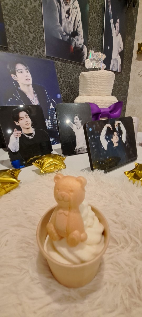tbcyq's tweet photo. バマサニムのJKセンイルイベントでコグマカフェ🍠さんへ🥰

いつもながら素敵な愛溢��る空間で
一人占め出来る奇跡的な時間が🐰あっという間に過ぎちゃう時間が幸せ過ぎました💜額縁は買えなかったけどグッズ達をお迎えしてお祝い出来ました

@ByMySide_KookV 
@bymysidekv_jp
@KGMCAFE
#HappyJKday https://t.co/2nskRqX3nE