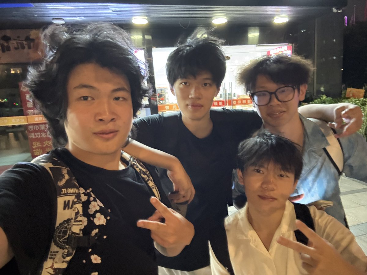 DevyHan2077's tweet photo. We four stick together fight together blow together die together https://t.co/u3Z0J6dImJ
