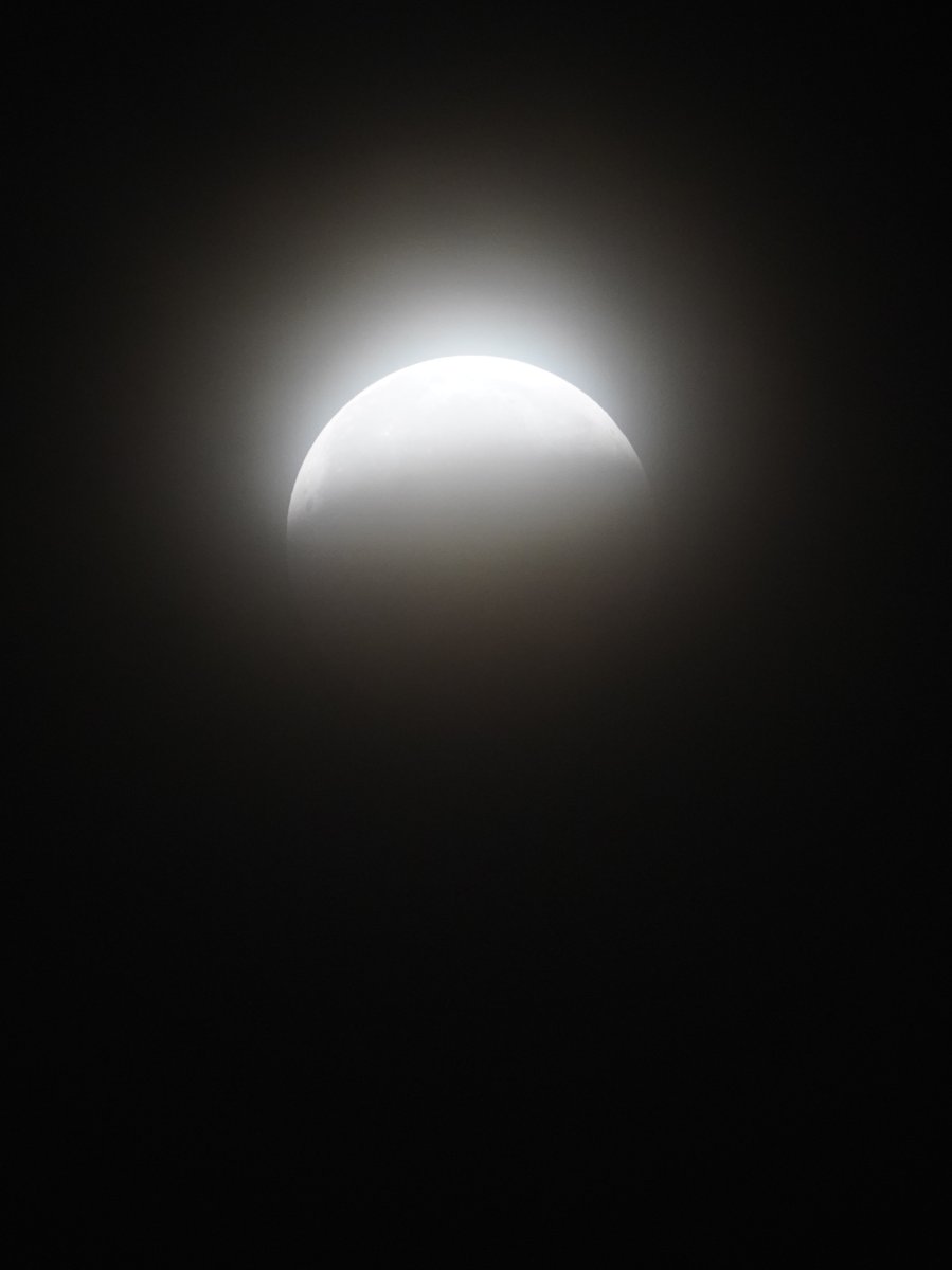 wtz's tweet photo. 12:50 am eclipsed #Moon briefly emerged through clouds above #NewYorkCity skyline.
Despite nearly abandoning the attempt—and missing  #eclipse  max at 12:12am I was able to capture a brief view of the Moon at roughly 73%, rising above #Manhattan skyline.
#LunarEclipse  #nyc https://t.co/iGV0cvVm1J