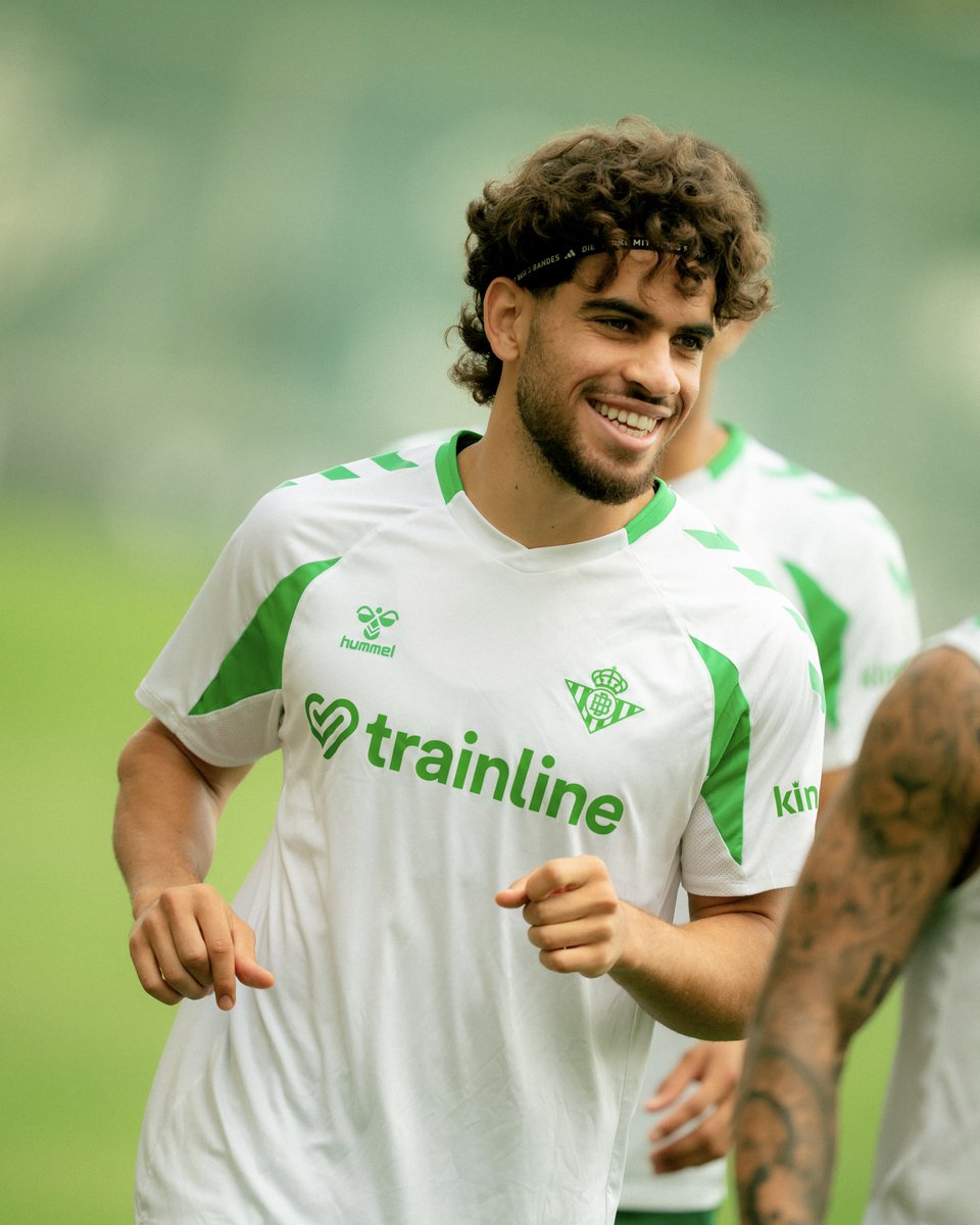 RealBetis's tweet photo. Sonríe. Está de vuelta 😍 https://t.co/UKfWo6FrLp