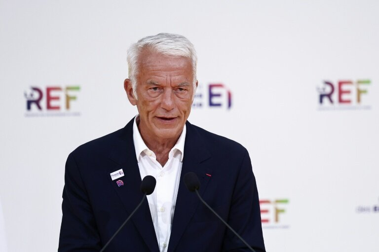 LeRaleurFR's tweet photo. Le fait que les dirigeants du #MEDEF éclatent de rire dès qu'il est question d'augmenter le salaire minimum montre assez bien jusqu'où vont leur cynisme, leur cupidité et leur mépris. https://t.co/OkGyCSpOQP
