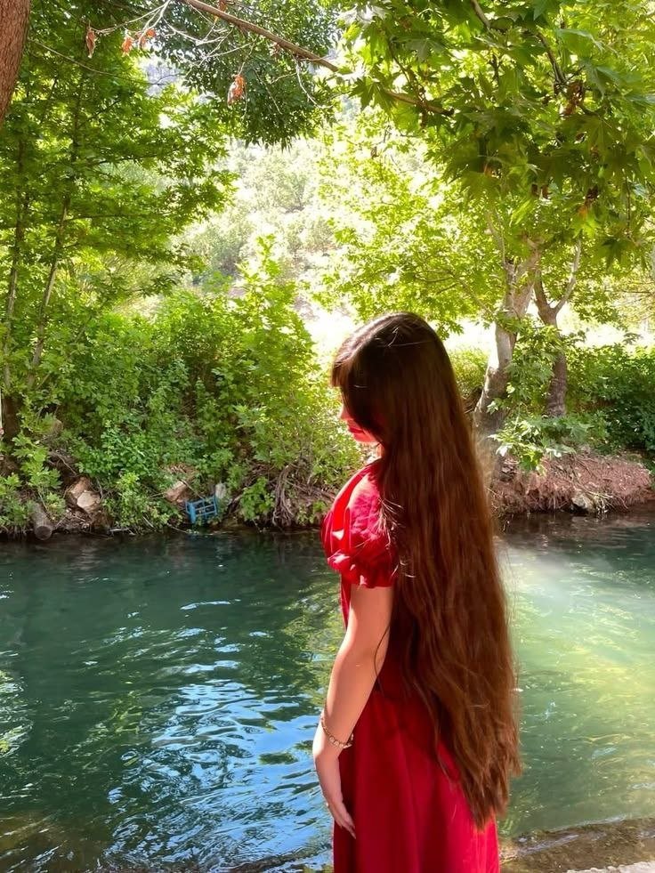 noor78me's tweet photo. في الحربً يحتاجون ْخيلا ً وسيوفاً ،
وانتِ يكفيكِ فٌستانُ واحد لآ علانِ هزيمتي .🦋 https://t.co/iBeQ8CNxIn