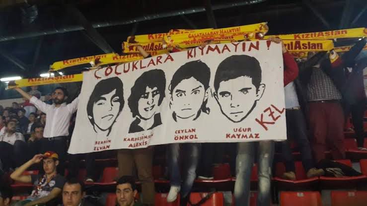 feratcoban's tweet photo. @birgencinumidi Gs tribünündeki en devrimci pankart bu olmuştur bence https://t.co/5ghwKfQgCQ