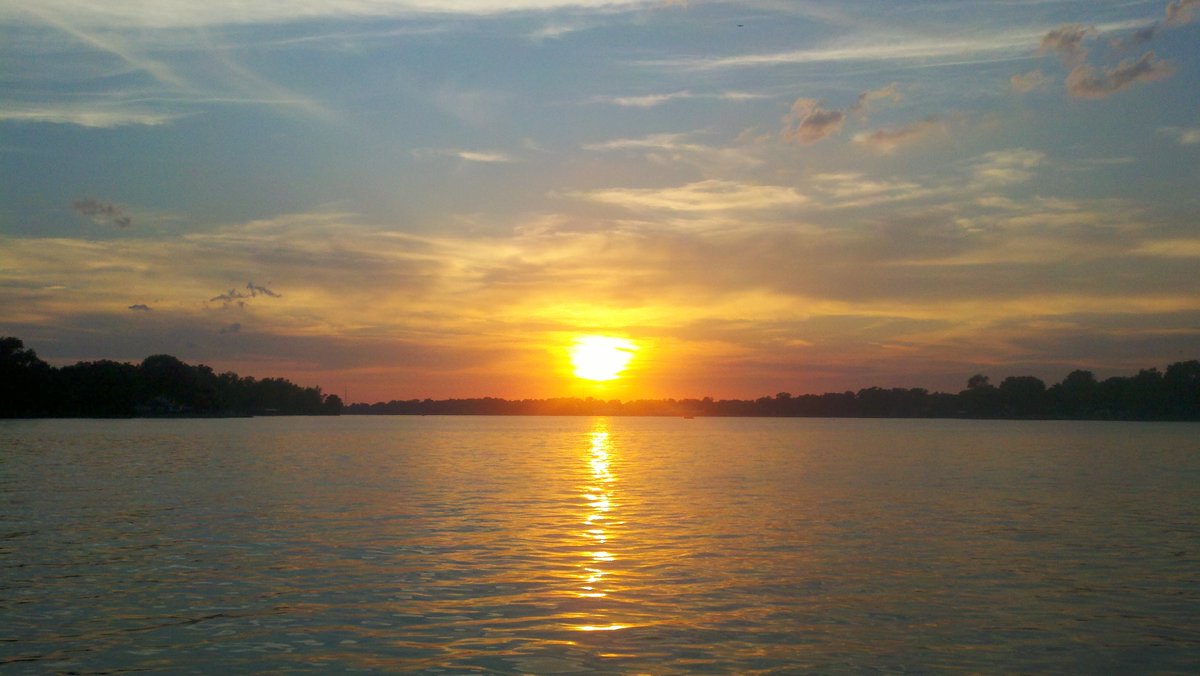 Signal_Tech's tweet photo. Today is National Beach Day, and we’re soaking up the glow from our hometown shores in Erie!

Rumor has it we’ve got the world’s 3rd best sunsets… and we believe it! Check out these killer photos!

#NationalBeachDay #Erie #LakeErie #EriePA #Sunset https://t.co/SaVIlPoAi8