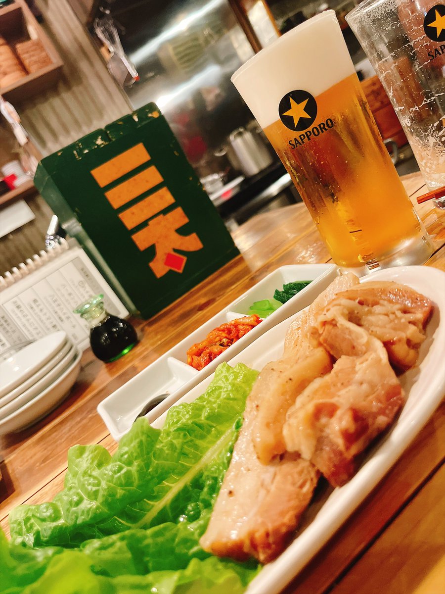 hara_ch3's tweet photo. チャーシューうまぁあ
肉あんま好きくないけど、これうまぁあビール進むめっちゃ5店舗目やし進まないと思ったけど3杯目行きそう https://t.co/Ft79bs8lzs