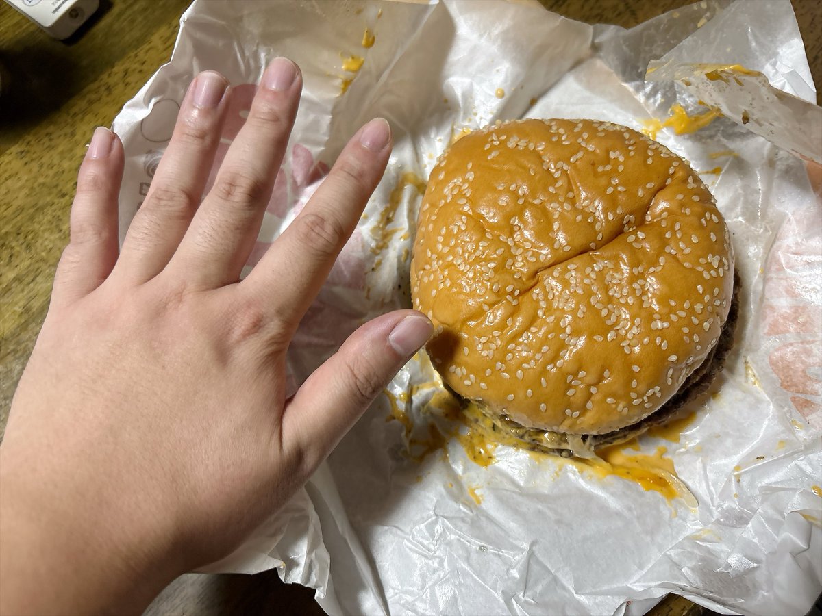 honet905's tweet photo. 親にあげたお土産ワンパウンダー、ガチの手のひらサイズ。
店で２つ食って1個持ち帰ったからだいぶ元取れてる https://t.co/OeejzhWr71