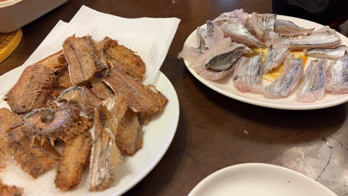 laslyn's tweet photo. タチウオ貰ったので骨せんべいと炙り刺身に☺️ https://t.co/ljFyTcEBNH