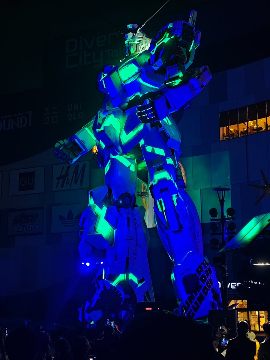 okawaring's tweet photo. 撤去前最後にお台場のユニコーンガンダム見てきた　夜のライトアップと相性がよくてかっこいい https://t.co/51boWzBn8D