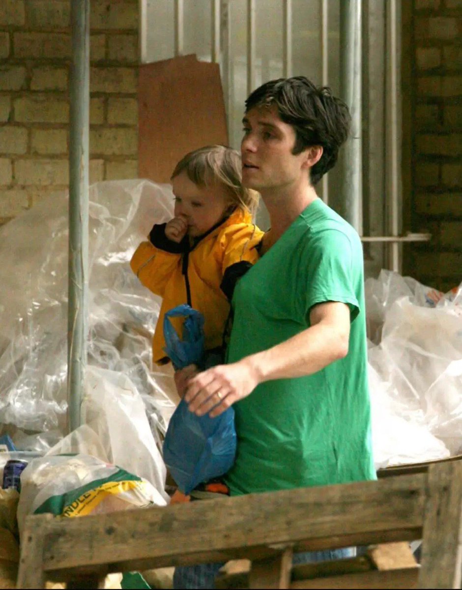 bellewallis13's tweet photo. Cillian Murphy goes out with his son to the buy some groceries 🥹 https://t.co/xEvznIhPK4
