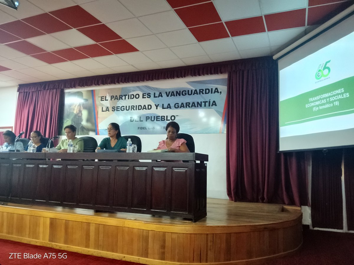 MincinMayabeque's tweet photo. La títular del @MincinCuba, #Betsy Díaz Velázquez, dialogó con directivos del sector en #Mayabeque acerca de la implementación de las transformaciones, enfatizando en el protagonismo local para su impulso.#ComercioCuba #ComercioSeTransforma https://t.co/g3c6WzrufS
