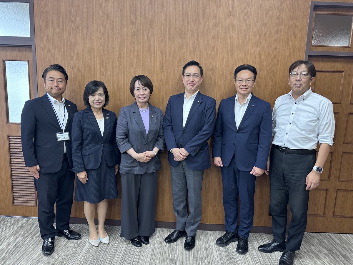 goodjobkomei's tweet photo. 8月27日、杉ひさたけ参議院議員が大東市役所を訪れ、逢坂市長を表敬訪問されました。

懇談では、消費税をはじめとする税制や国・地方の財政、現在の国会情勢、政界の動き、さらには超党派議連による中国訪問など、話題は多岐にわたりました。

逢坂市長からは、消費税率を引き下げる場合、地方自治体に入る税収への影響を国がしっかりと補填することについて要望がありました。

私からも、消費税に関わることや現在の国会の動きなどについて質問し、杉参議院議員と様々なやり取りをさせていただきました。

国で議論されていることが、地方自治体や市民生活にどのようにつながってくるのか。

税と財政に精通する杉参議院議員から直接、分かりやすく話を伺いながら意見を交わせたことは、私自身にとっても大変有意義な時間となりました。

短時間ではありましたが、国政と市政が決して別々のものではなく、密接につながっていることを改めて実感する機会にもなりました。

今後も、市町村に関わる国会の動きや最新の情報を共有していただきながら、国と地方のネットワークを活かし、大東市の声をしっ��り届け、市政につなげてまいります。