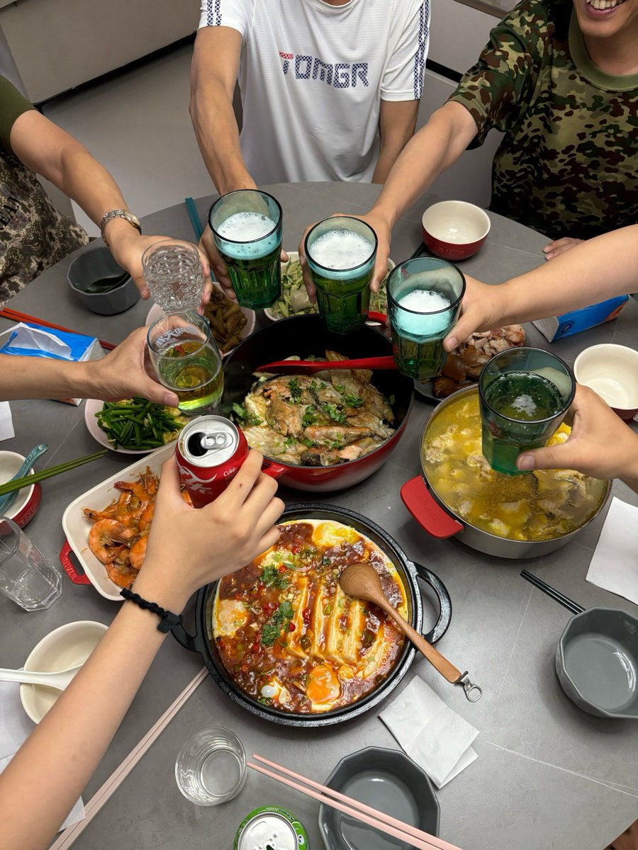 tetsuchiwa's tweet photo. Finally gathered with my ride-or-die crew after months apart! Laughter, old stories, and way too much takeout—perfect Saturday night ， https://t.co/42HquDItPf