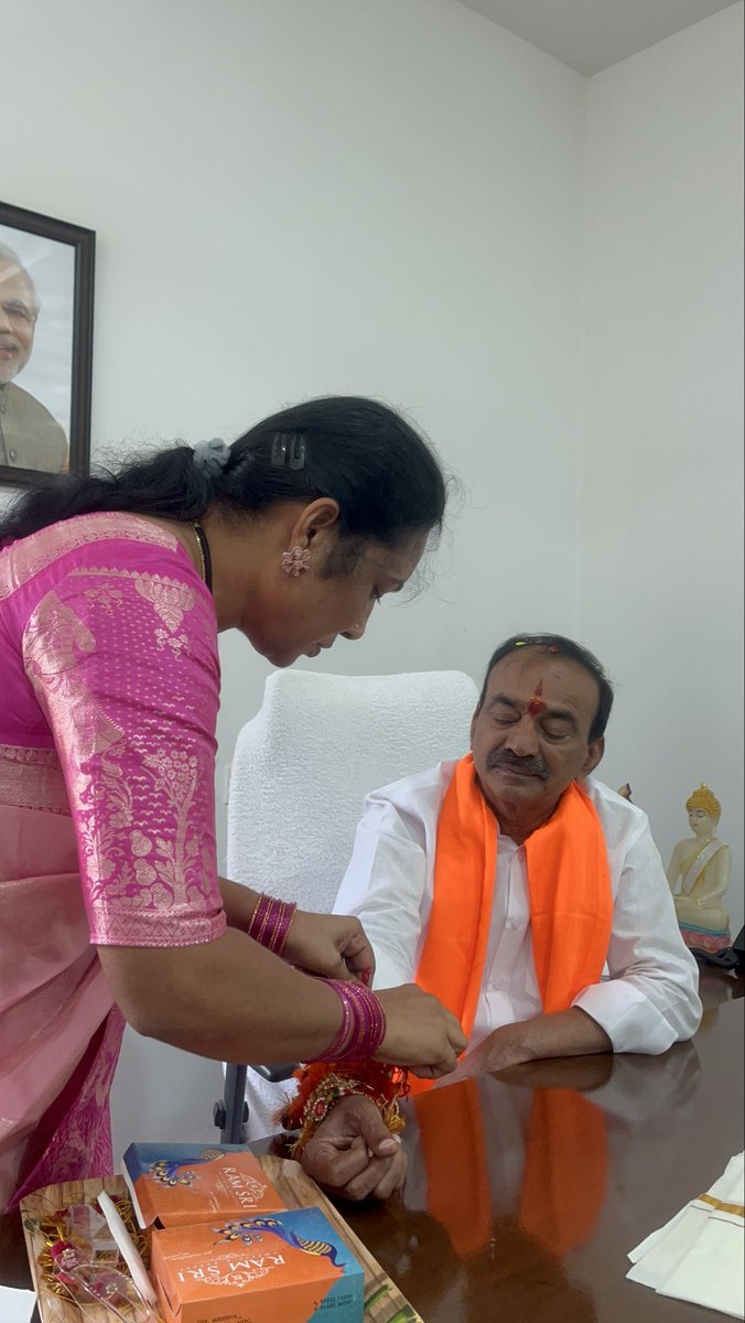 Sandyaranibjp's tweet photo. On the auspicious occasion of #RakshaBandhan, I had the honour of tying Rakhi to respected leaders Shri Ramchander Rao Garu, Shri Bandi Sanjay Kumar Garu, Shri G. Kishan Reddy Garu &amp; Shri Eatala Rajender Garu. 🙏

Grateful for their blessings and affection. 🪢🇮🇳 https://t.co/64KvDfV0pu
