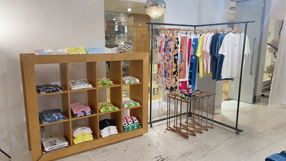 clematisdesu's tweet photo. ワンパークフェスのグッズ買いに行ってきた𝒴𝒪(゚∀゚)どれもこれも可愛い、お店も可愛い
#ワンパークフェス2026
#ONEPARK
#gREEN
#うちわ渋くて素敵
#両方子どものTシャツ
#白Tきんちゃんの https://t.co/a3om6uuYOC