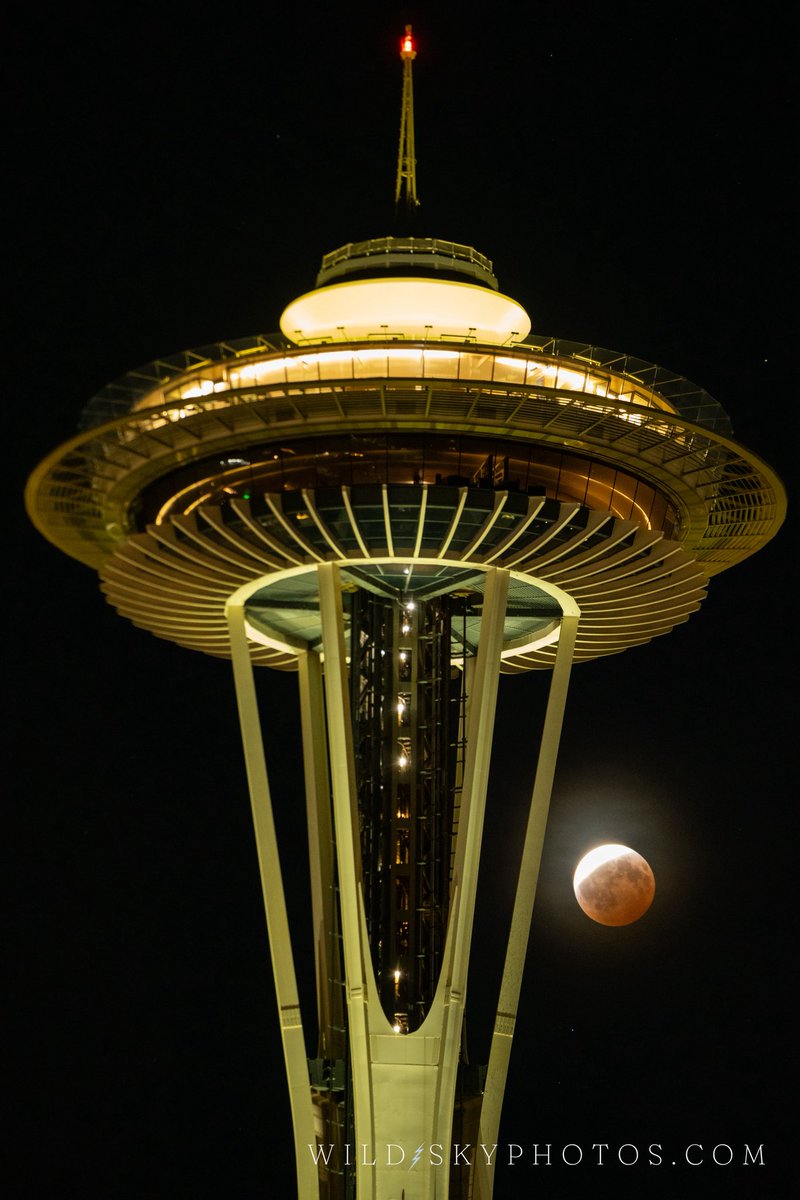 pnwwxchaser's tweet photo. A crimson colored moon playing roulette with the #SpaceNeedle. Tonight’s partial lunar eclipse from #Seattle
8.27.26.   #eclipse #lunareclipse #bloodmoon #wawx https://t.co/kT0dTQhd21