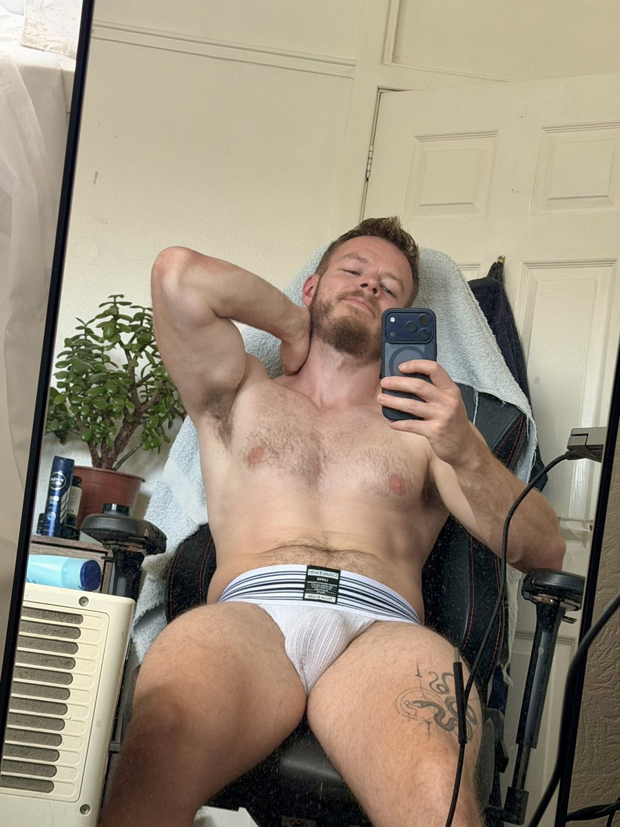 TimbosTits's tweet photo. Dreamt I was jerking it in front of a crowd last night 😂😂 https://t.co/RuTj5Dgu8m