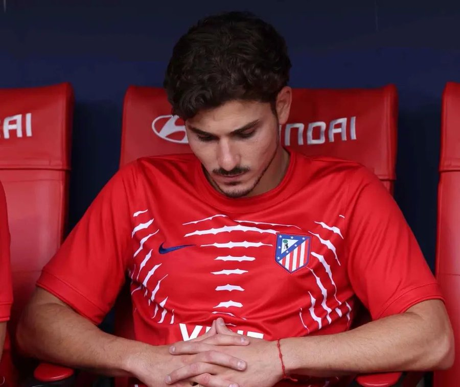 UNIVERSO_1899's tweet photo. Se están cargando la carrera y la salud mental de un chaval por el ego de no dejarle ir al Barça por el mismo precio por el que pagaría otro equipo.

Y muchísima gente del Atleti defendiendo y algunos hasta celebrando lo que le están haciendo. Cero humanidad.

Y los que dicen que mejor que se vaya al Arsenal para salir de allí, no entienden nada. Si alguien quiere estar en un solo lugar, da igual en qué otro lugar esté. No estará bien.