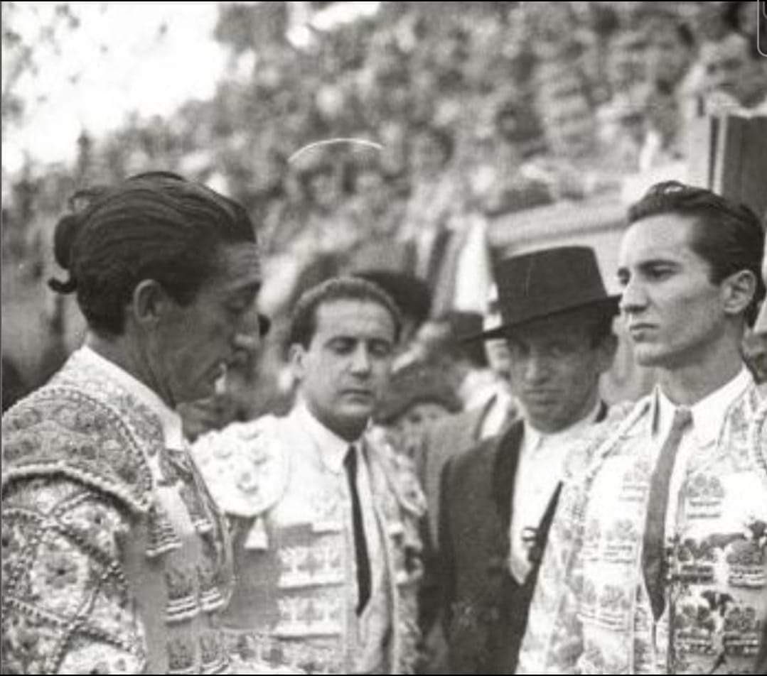 isanchezmejias's tweet photo. En tal día como hoy me gusta recordar esta foto de mi padre junto a tres grandes, Manolete, Álvaro Domecq y Luis Miguel. Gloria a los que dejaron su vida en los ruedos https://t.co/1ypABFAbZJ