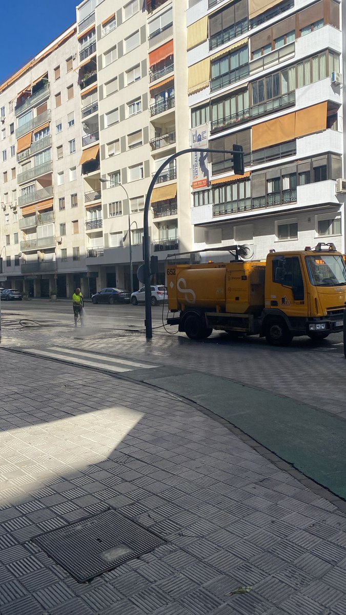 DtoLosRemedios's tweet photo. Seguimos con los trabajos diarios de baldeo mixto, cuidando y mejorando nuestras calles día a día. 💦🧹

📍 República Argentina

#SevillaEstáEnMarcha https://t.co/hO9PCvm2IG