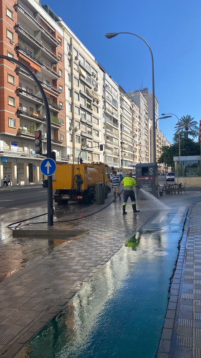 DtoLosRemedios's tweet photo. Seguimos con los trabajos diarios de baldeo mixto, cuidando y mejorando nuestras calles día a día. 💦🧹

📍 República Argentina

#SevillaEstáEnMarcha https://t.co/hO9PCvm2IG