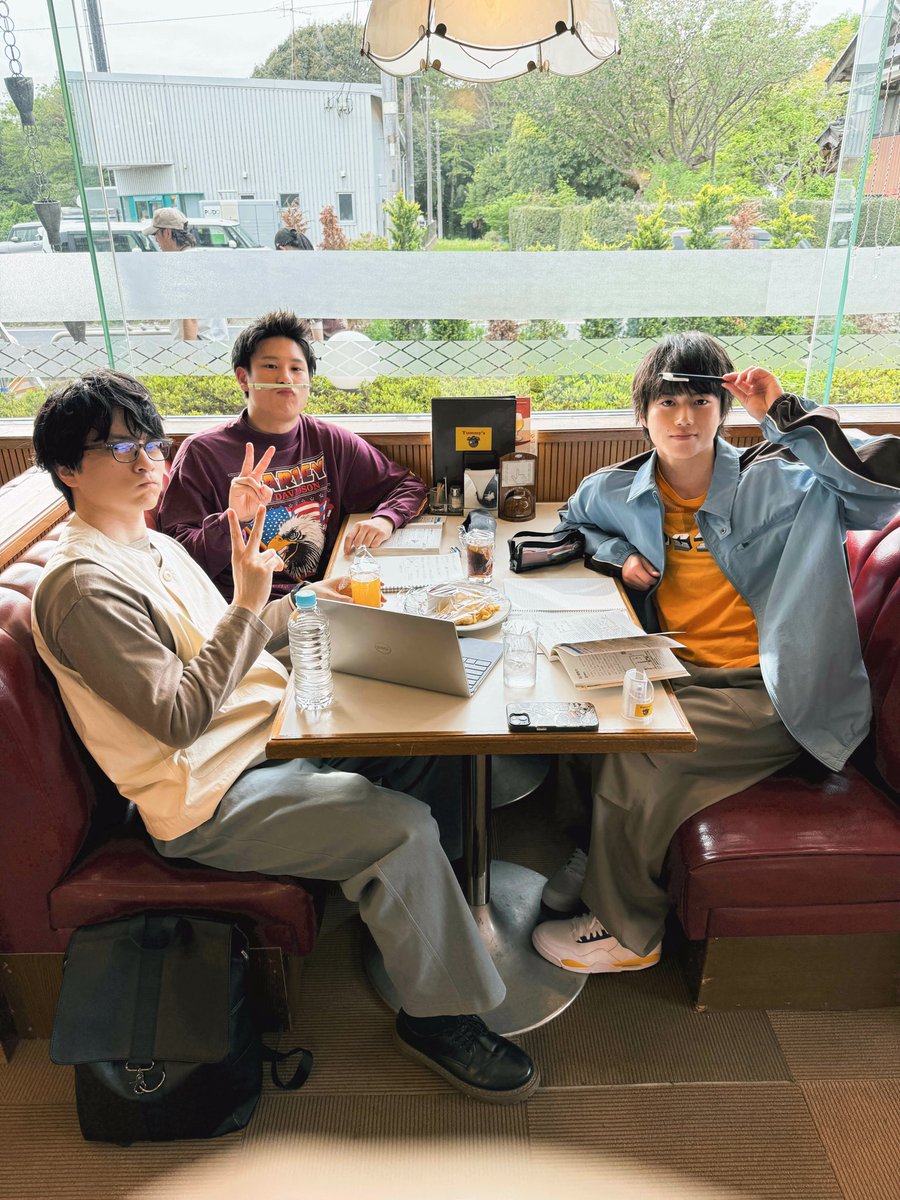 tx_doramanext's tweet photo. 🎬 𝑻𝑽𝒆𝒓にて最新話を見逃し配信中🌻
〔#君は夏のなか〕

📸︴オフショット

ファミレスで試験勉強をする
仲良し3人をお届け💻📚👓

𝑼-𝑵𝑬𝑿𝑻にて【第𝟏𝟎話】先行配信中🎥
お気に入り登録をお願いします🌟

TVerはこちら
👉🏻https://t.co/HOoIdDBvPn

#奥智哉 #芳村宗治郎 #平川聖大
#ドラマ君夏 https://t.co/uP6j5DeM0R