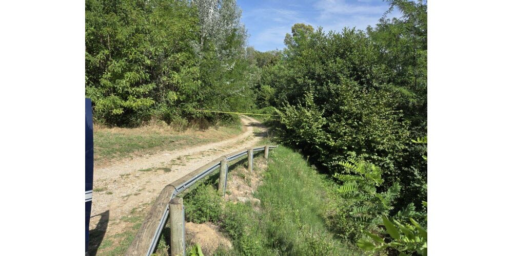 F_Desouche's tweet photo. Châteauneuf-de-Galaure (26). Un trentenaire retrouvé décapité (la tête retrouvée à plusieurs mètres du corps) et partiellement brûlé. Il aurait été victime d'un règlement de compte sous fond de trafic de stupéfiants

https://t.co/WulyyjCFao https://t.co/VoFvslVk2N