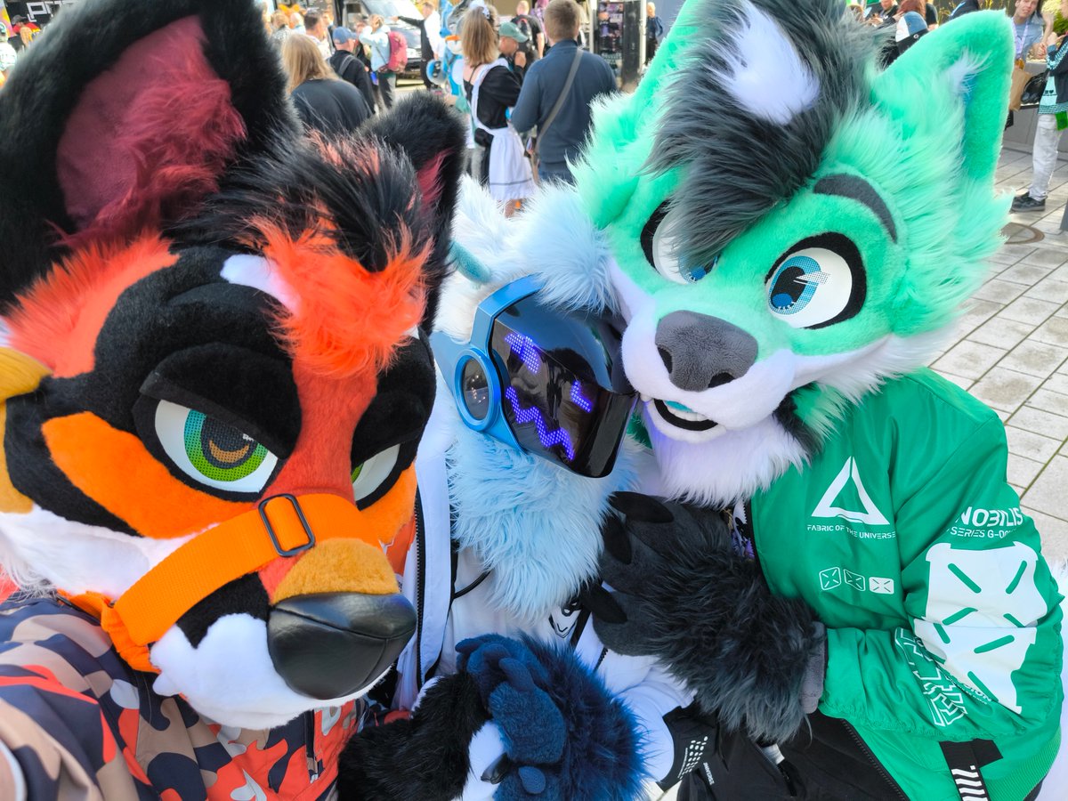JeraProot's tweet photo. Proot surrounded by dawgs! Happy #FursuitFriday everyone! :3

#Eurofurence #EF30 #protogen https://t.co/2DXWtFRpKP