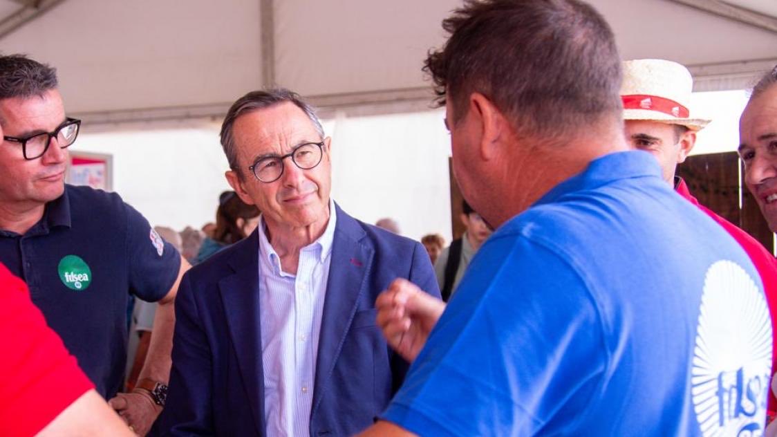 MorganeBravo's tweet photo. #Présidentielle2027
🇫🇷Le candidat à la présidentielle et président des #LR, Bruno #Retailleau veut « renverser la table » et privilégier « la #France qui travaille ». 
Voici quelques-unes de ses propositions :

✨ « À la Foire de #Châlons, je veux parler à la France du réel. Celle qui travaille, qui produit, qui entreprend et qui prend des risques. Celle de nos #agriculteurs, de nos #artisans, de nos #commerçants et de nos #industriels.

C’est pour cette #France que je veux changer de système : l’effort doit toujours être plus récompensé que l’assistanat. Je plafonnerai donc le cumul des aides sociales à 70 % du SMIC ».

📍Retrouvez l’entretien de @BrunoRetailleau dans @_lunion.
🔗 https://t.co/2LMAQPxkvP

🚀 🚀 🚀

@lesRepublicains #LR #Retailleau
#Europe #PPE @PPE