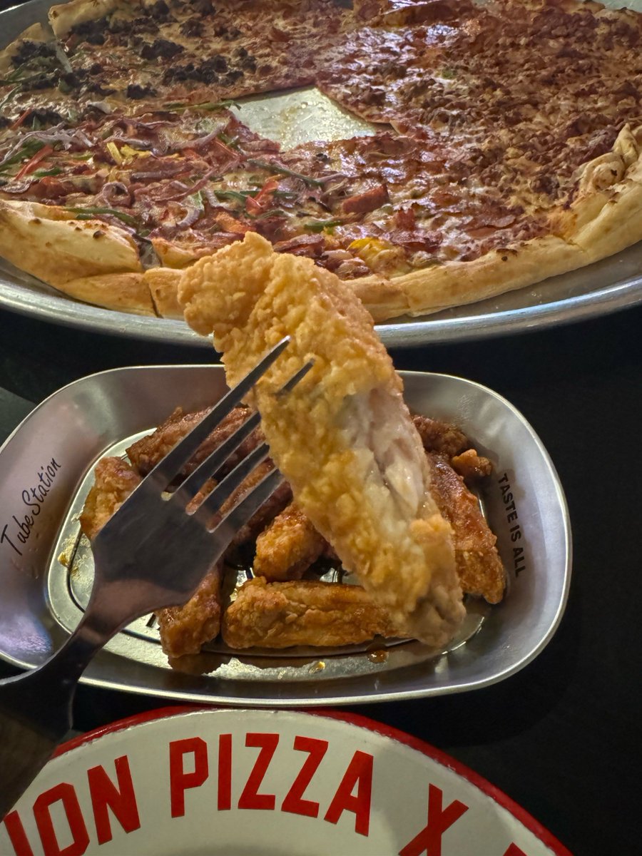 berrg246548's tweet photo. Just met up with my old college crew after 2 years—laughs, bad old stories and way too much pizza hit different.， https://t.co/YlLCk4PLhQ