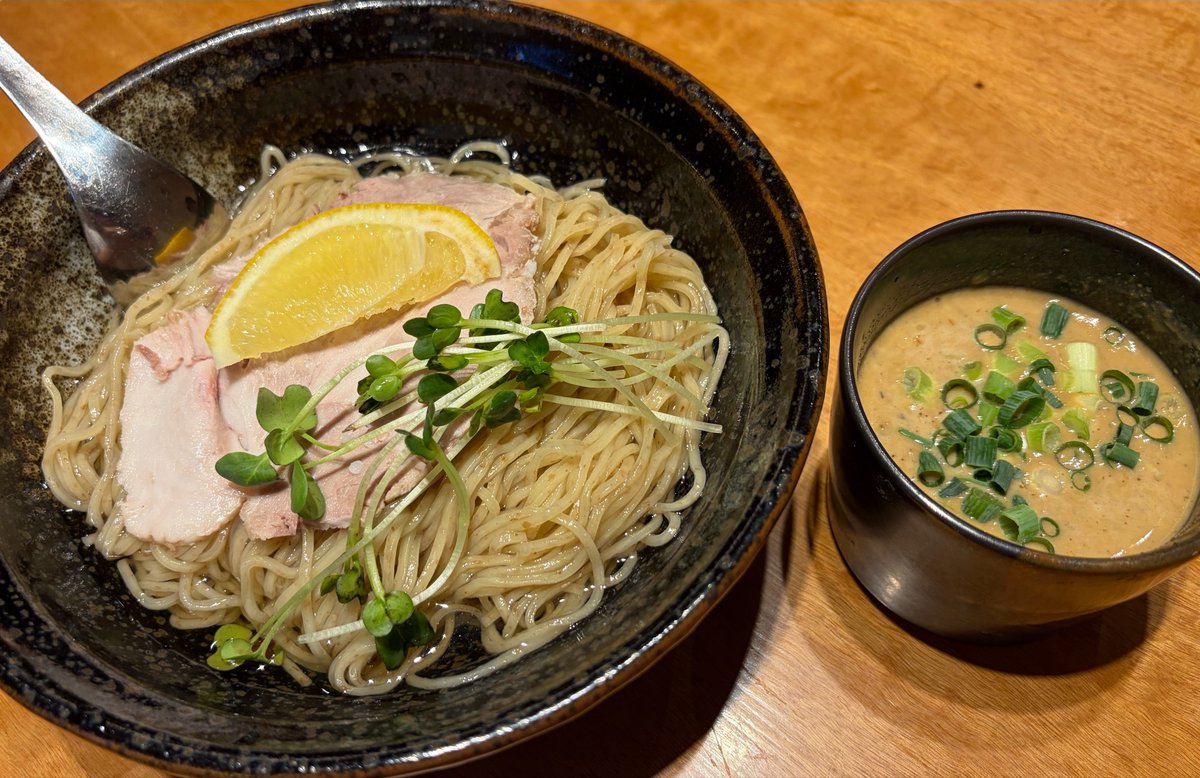 umaibouworld's tweet photo. 木更津丿貫
【冷】柑橘香牡蠣の昆布水漬け蕎麦

丿貫の冷やし牡蠣🦪を
食べないと夏を終われん、、

と思ってたのでナイスタイミング🙌

牡蠣×昆布水の塩味と
グレープフルーツの酸味
(ラーメンにグレープフルーツの斬新さ👏)

春よ恋麺の歯応えも相まって
最高すぎる一杯でした🙇🍜

#木更津丿貫 https://t.co/iHBuq1CDVV