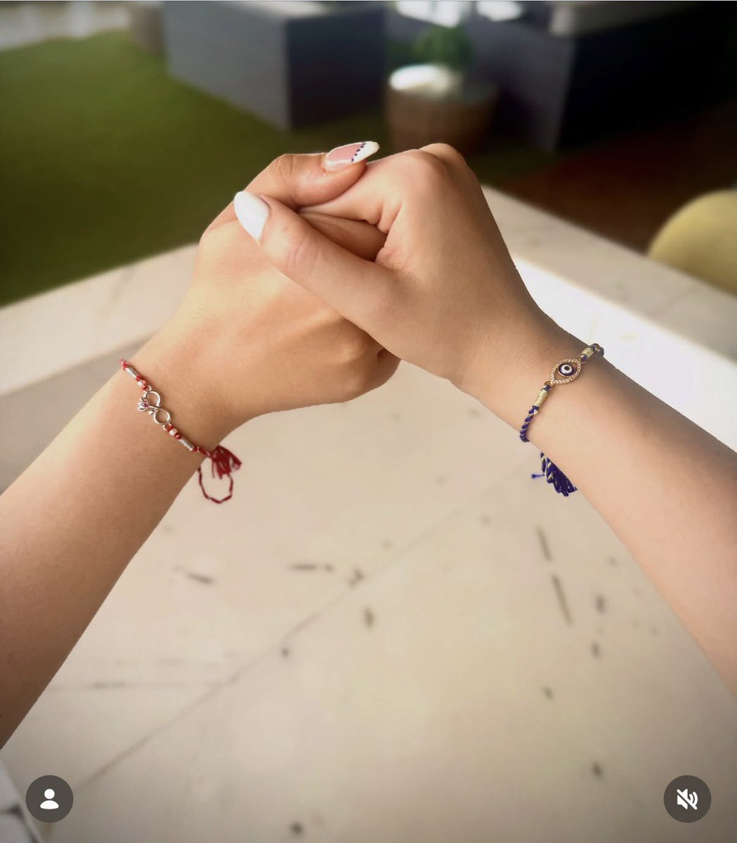 PreetiChoudhry's tweet photo. Kriti Sanon ties Rakhi to her sister :) .. For someone who as a child dutifully tied Rakhi to her elder sisters - this is♥️ - even though it’s not part of our Hindu scriptures, epics or Vedic history !  .. so inappropriate.. just like her attire in the advertisement! https://t.co/Tf3zTJTczM