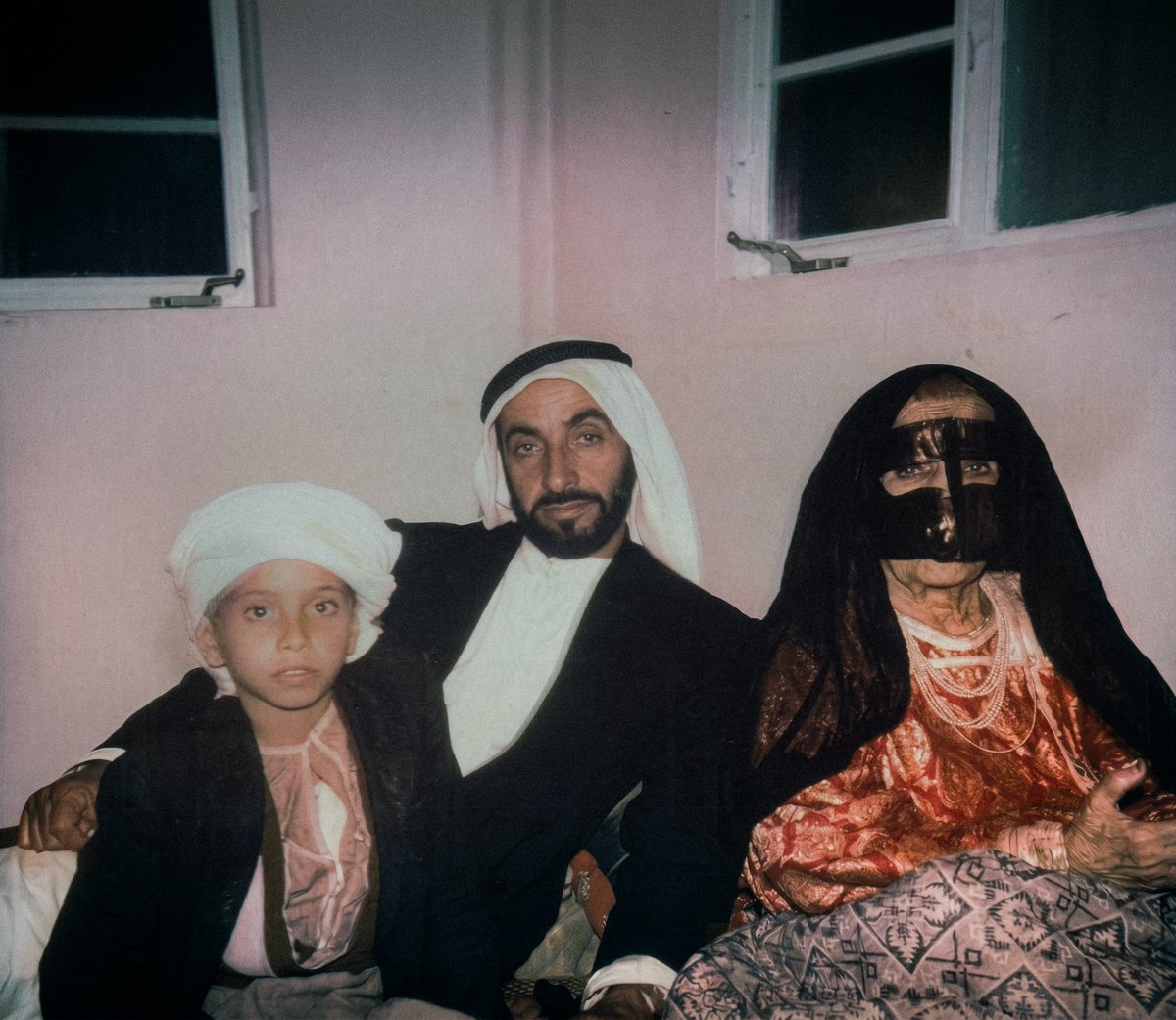 buhessa67's tweet photo. الشيخ زايد بن سلطان ال نهيان و والدته الشيخة سلامة بنت بطي القبيسي و بجانبه ابنه الشيخ سلطان بن زايد ال نهيان 

1960م https://t.co/ZxX4SAT1I8