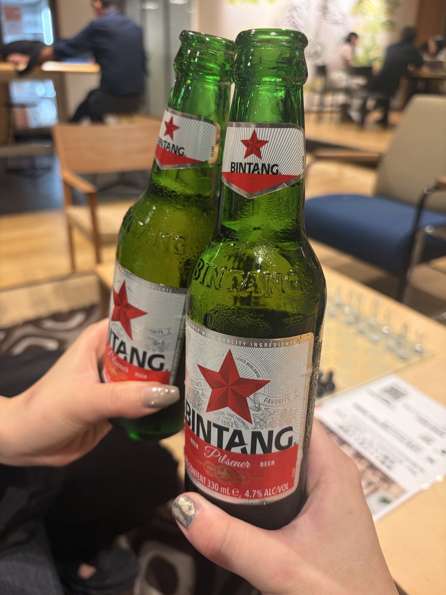 hamayudesu's tweet photo. 新橋飲み友の退職パーティ(会社開催)
気まずくないタイミングで参加のためラウンジで待機中 https://t.co/yvmFo2uDwv