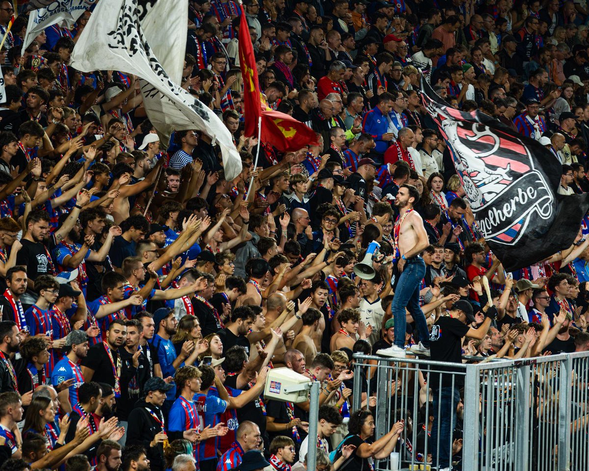 SMCaen's tweet photo. Vous étiez 𝟭𝟱 𝟭𝟰𝟴 hier soir à d'Ornano. Il s'agit de la deuxième meilleure affluence du club dans la division. 

Alors merci, merci pour votre fidélité et votre soutien depuis le début de saison 🫂❤️‍🔥

#SMCaen #TeamSMC https://t.co/ResI0El0Rc