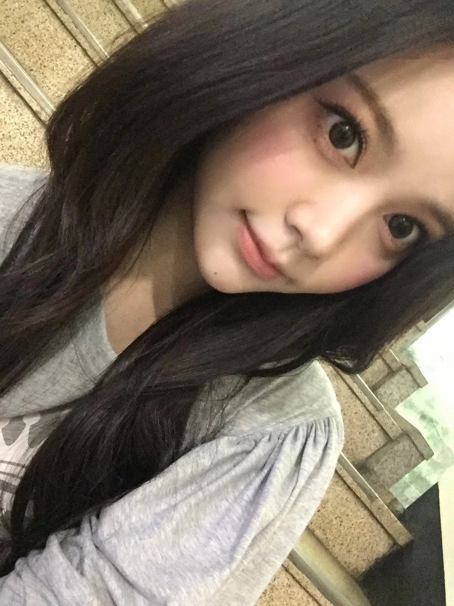 yerisgood's tweet photo. #CARMEN weverse update 

CANTIK BANGET PAKE MOLES https://t.co/8W69z2CvjL