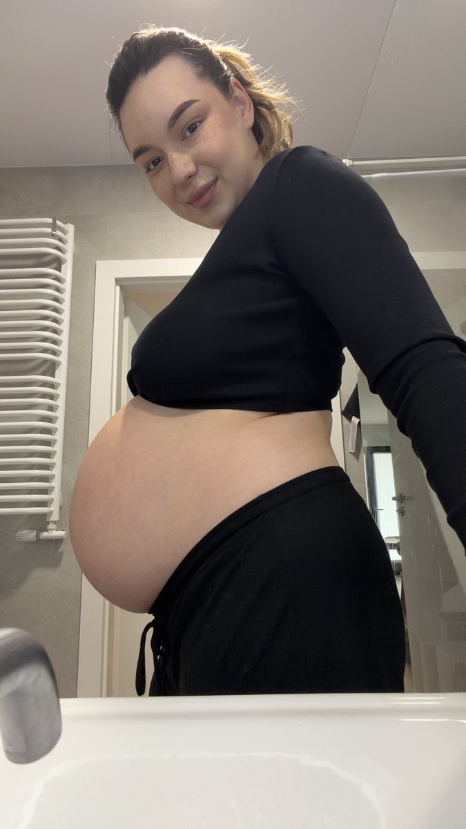 zoe_preggo's tweet photo. pregnant body check god i feel SO huge now... any thoughts? https://t.co/8r91HfudJV