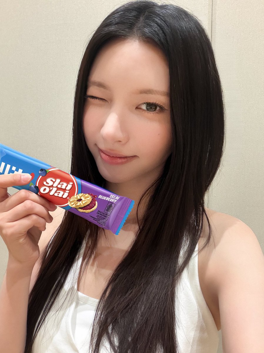 queentearof's tweet photo. "Grup ILLIT mengumumkan kolaborasi dengan merek Slai Olai melalui unggahan resmi.

Mereka menampilkan produk tersebut sebagai pilihan favorit dalam kampanye iklan terbaru."
#ILLITSukaSlaiOlai https://t.co/cfznkBhHuM
