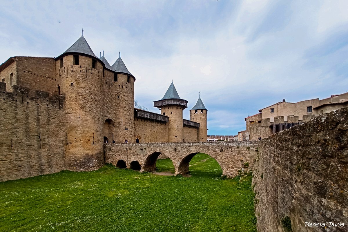 PlanetaDunia's tweet photo. Todo el mundo conoce #Carcassonne, pero caminar por su fortaleza medieval al menos una vez en la vida es una experiencia imprescindible. 🏰✨
Descubre la guía completa de la visita a su castillo en Planeta Dunia:
👉 https://t.co/pyxoaT1eSN @TourismeCarca #Francia #EdadMedia https://t.co/glJEzg5YKV