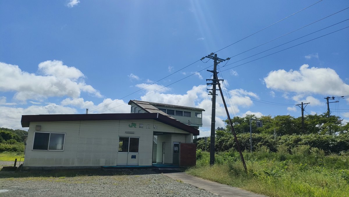 KIHA40_101's tweet photo. 栗丘駅を見てきました。
その際に、電柱の支えに古レールが使われているのを見つけました。
こういう使われ方は珍しいですね。 https://t.co/YR48OcOdTm