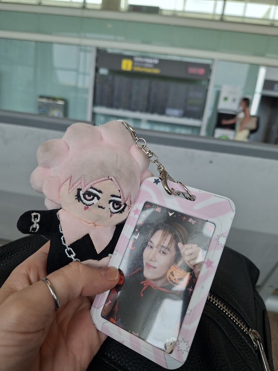 nur_nipasthings's tweet photo. On my way!!!!

(Aliexpress Neona, because the one I bought from GMMtv never arrived T_T) https://t.co/8pLDMNCgHW