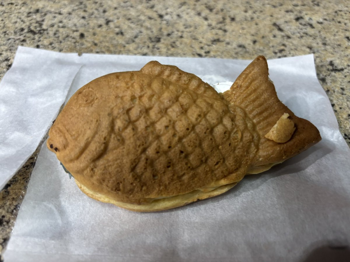 ishitetsu10's tweet photo. 乗り換えのAKIBAでたい焼き！社◯しかいないRoudou場のｵﾂﾄﾒ【完】冷しチョコミントおいしかった。クリーム結構たいの中に詰め込まれてた。（笑） https://t.co/Y4BI3kFCle
