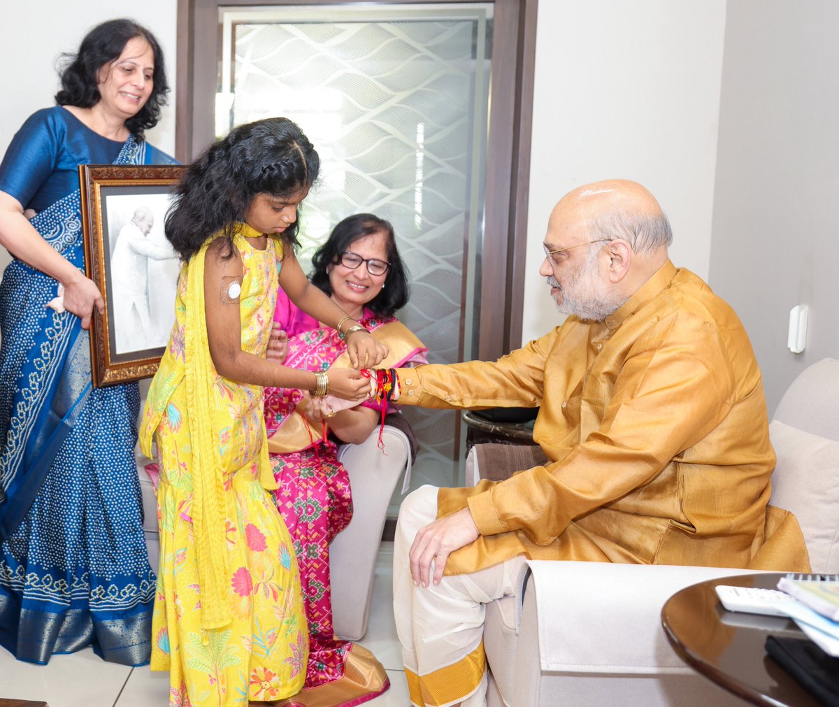 AmitShah's tweet photo. आज अहमदाबाद में अपने संसदीय क्षेत्र की टाइप-1 डायबिटीज से पीड़ित बेटियों के साथ रक्षाबंधन का पावन पर्व मनाया।

टाइप-1 डायबिटीज से पीड़ित बच्चों को जीवनभर इंसुलिन के इंजेक्शन की आवश्यकता होती है, जो उनके परिवारों पर बड़ा आर्थिक बोझ डालता है। मोदी जी के नेतृत्व में हमारी सरकार द्वारा ऐसे सभी बच्चों को आजीवन निःशुल्क इंसुलिन उपलब्ध कराई जा रही है।

यह दूरदर्शी पहल, जिसे कई विकसित देश भी अभी लागू करने के लिए प्रयासरत हैं, मोदी सरकार की ‘सेवा, संवेदना और सुरक्षा’ के सिद्धांतों के प्रति कटिबद्धता का प्रमाण है।