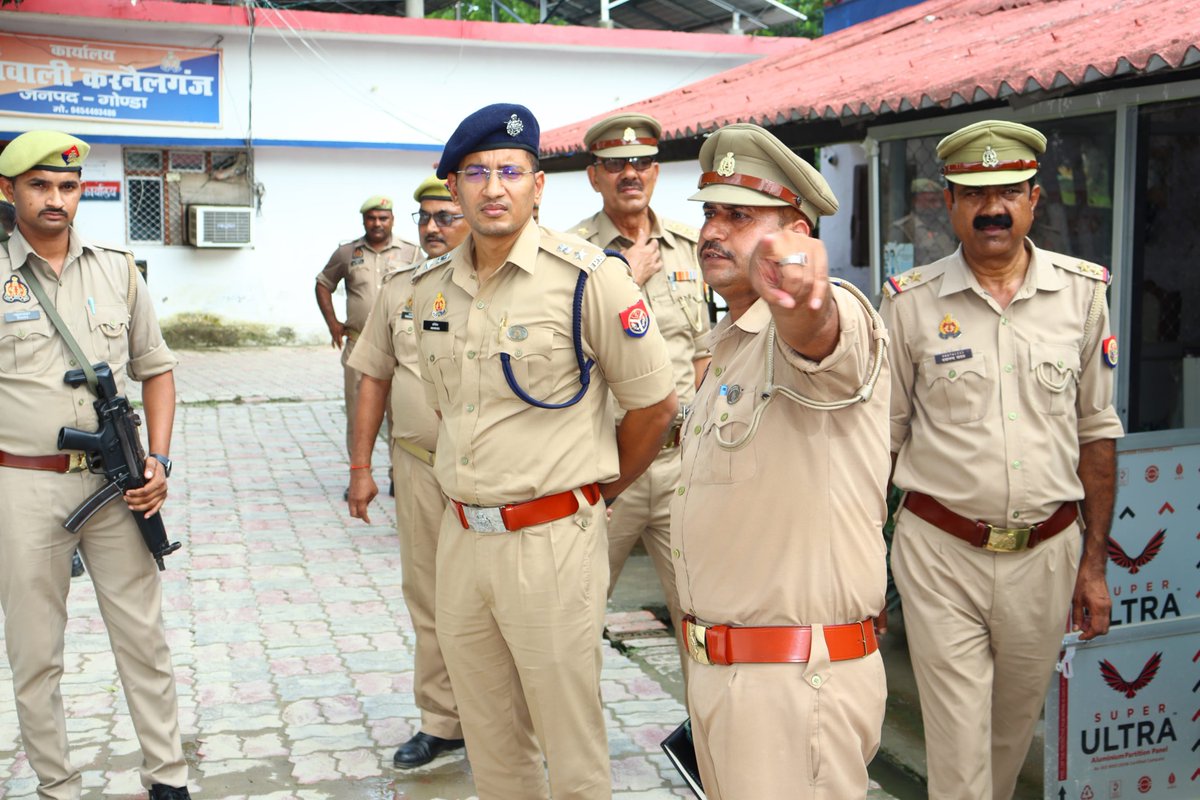 gondapolice's tweet photo. पुलिस अधीक्षक गोण्डा श्री अभिषेक द्वारा थाना को0 कर्नलगंज का औचक निरीक्षण किया गया।
थाना परिसर, कार्यालय एवं अभिलेखों का निरीक्षण कर यक्ष ऐप, CCTV एवं साफ-सफाई आदि की समीक्षा की।

#GondaPolice 
#UPPolice https://t.co/LTadJtRcAn