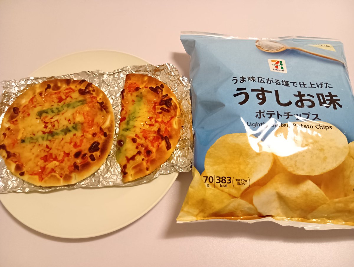 Gadokenx's tweet photo. 週末なので、冷凍庫に眠っていたミニピッツァとオリコアプリで当たったセブンのポテチで一杯飲るぜ！

ポテチはコンソメ派だが、内容量に釣られてうすしおをチョイス。 https://t.co/DCrutAmiiX