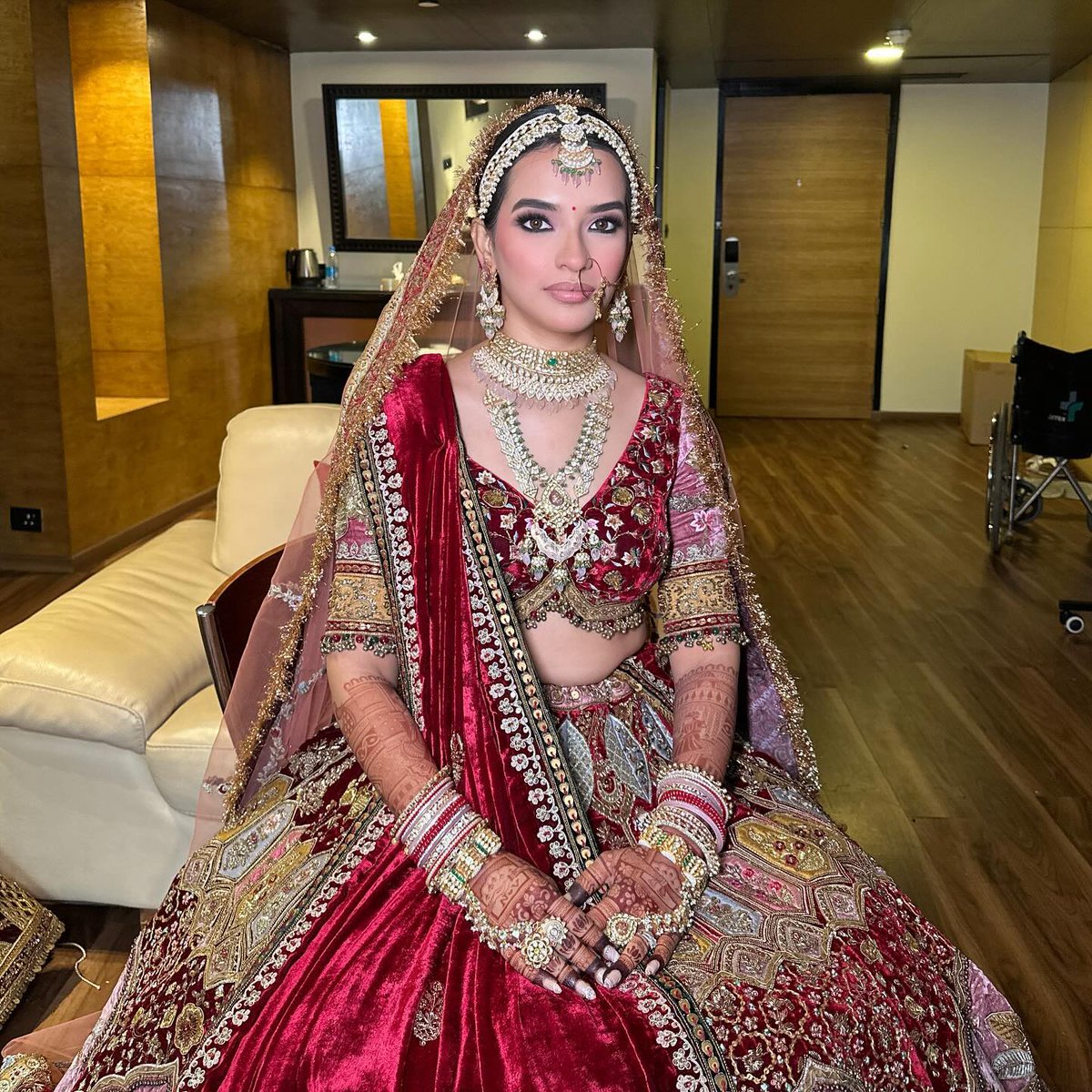 YEOSYI's tweet photo. Timeless, elegant, and regal. Bride: @nidhibafna27 | Makeup: @blendwithkhushi | Hair: @whimsytouchbyriyashah | Outfit: @marwarcouture https://t.co/4QgAE3SbGX